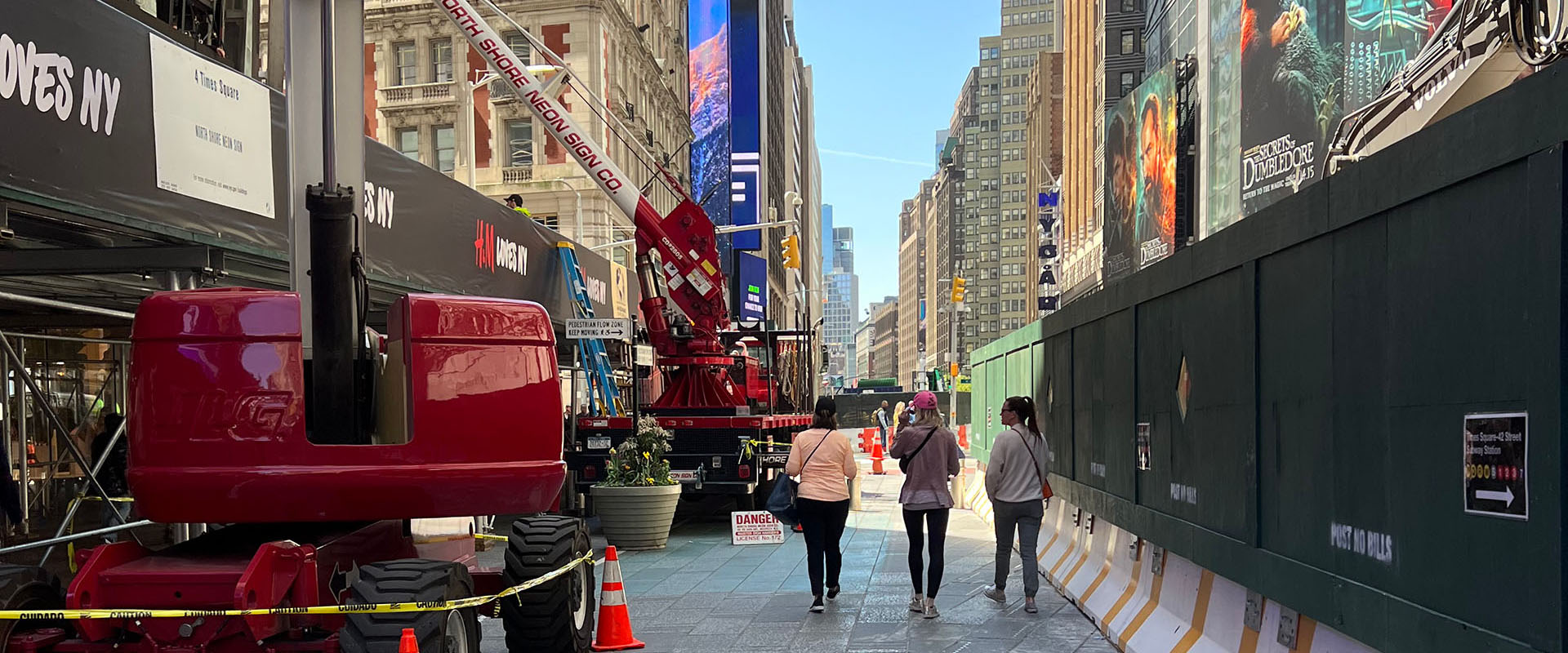 19052_42nd Street Shuttle_09
